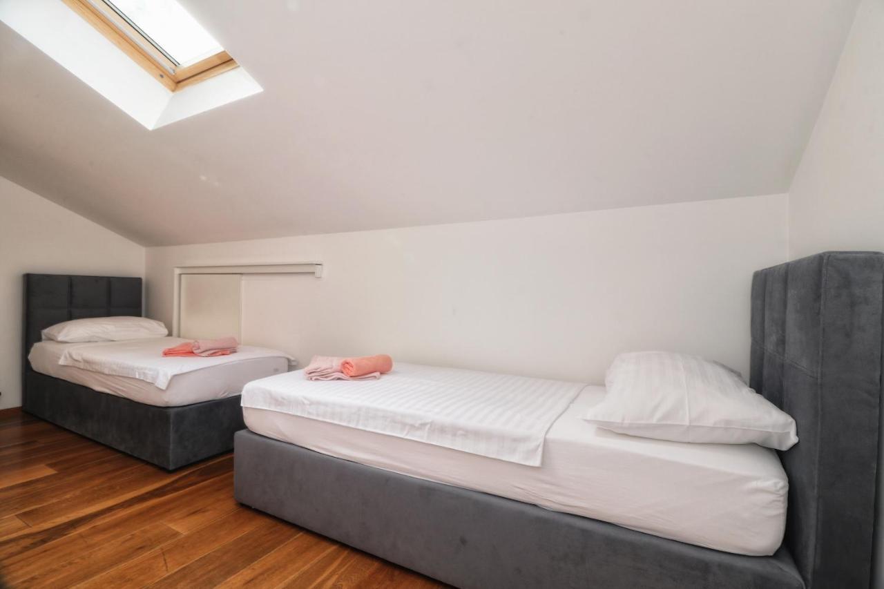 Kseni Accommodation Ровин Екстериор снимка