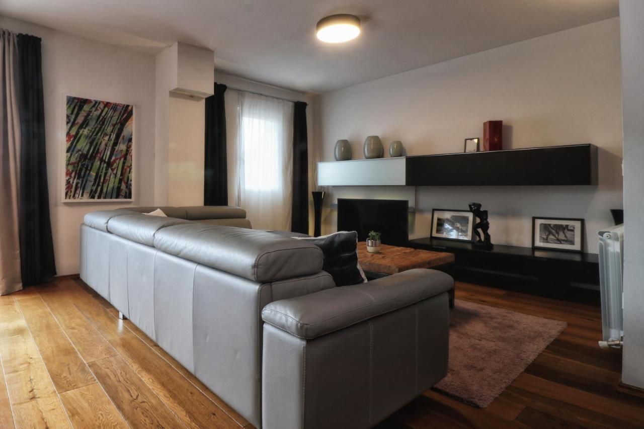 Kseni Accommodation Ровин Екстериор снимка